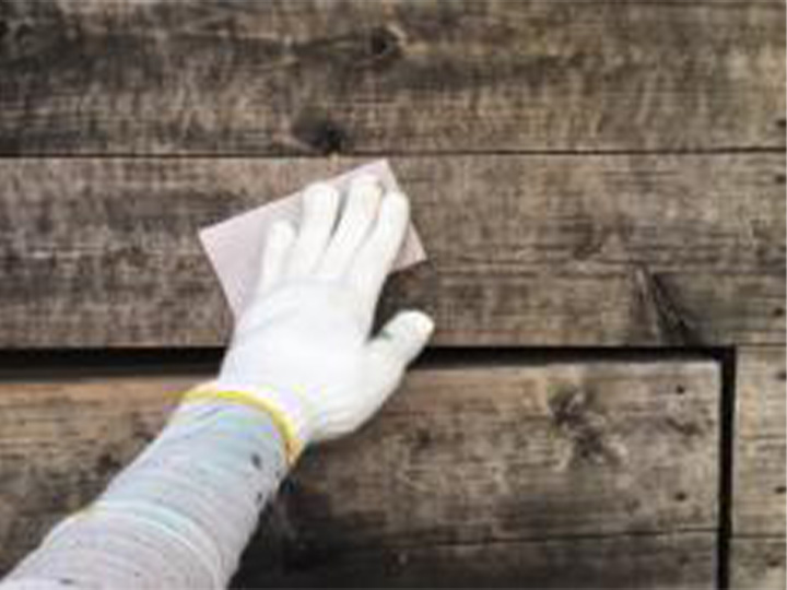 ウッドフェンスの素地を調整します。