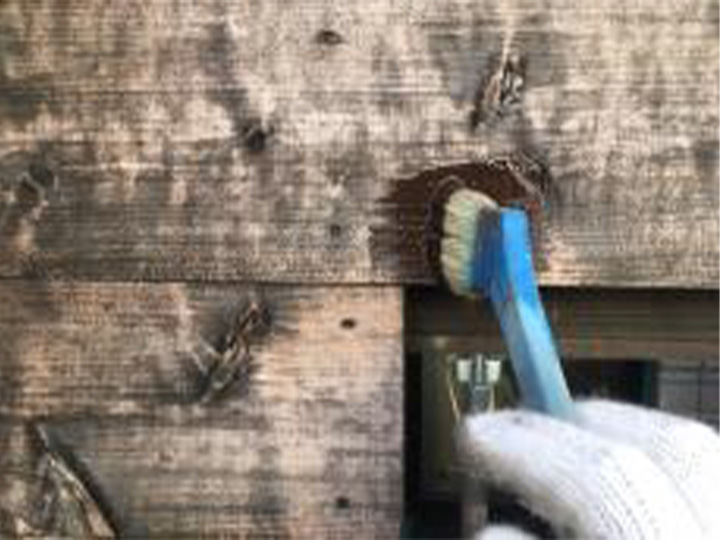 ウッドフェンスの仕上げ塗装1回目です。