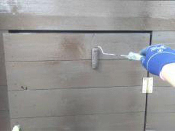 ウッドフェンスの仕上げ塗装2回目です。