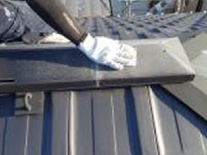 屋根板金包みの素地を調整します。