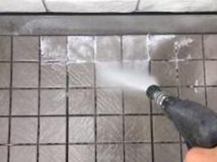 バルコニーマットを高圧ジェットで洗浄します。