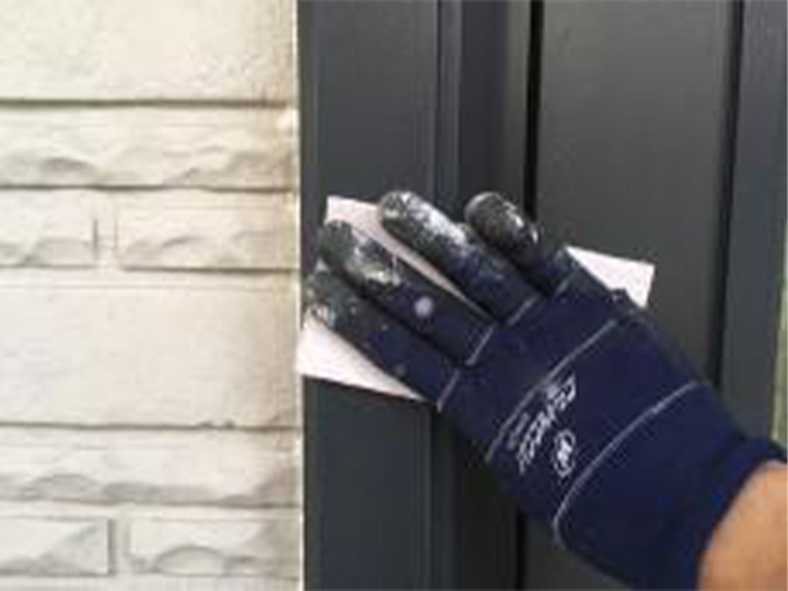 玄関ドア枠の素地を調整します。