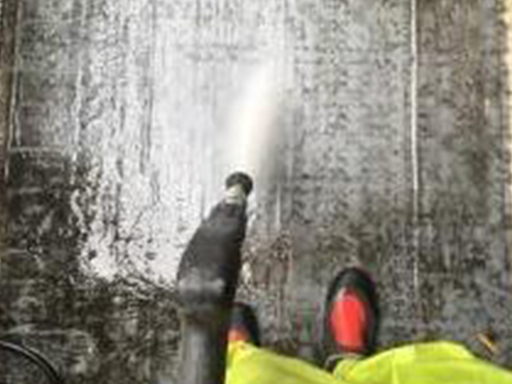 バルコニーを高圧ジェットで洗浄します。