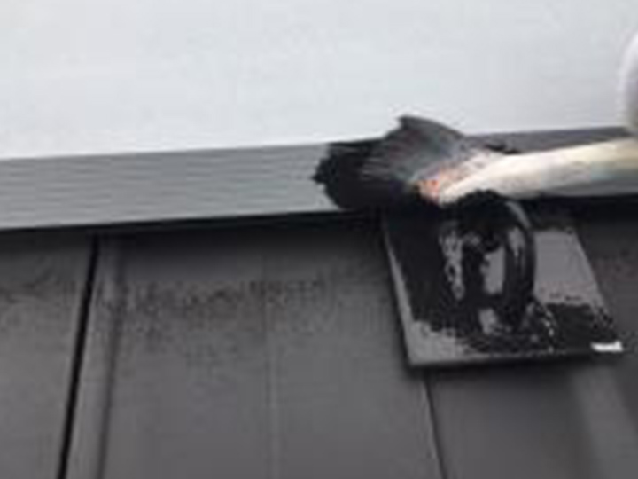 屋根板金包みの仕上げ塗装1回目です。
