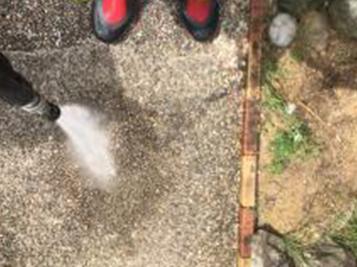 アプローチサービスを高圧ジェットで洗浄します。