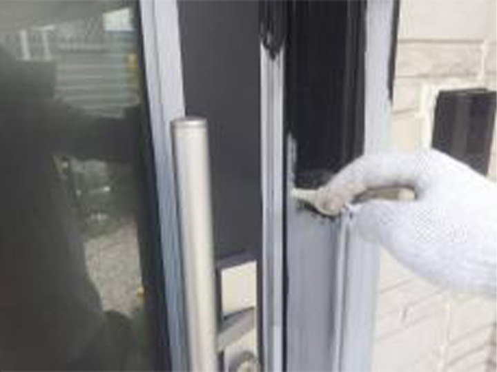 玄関ドア枠の仕上げ塗装1回目です。