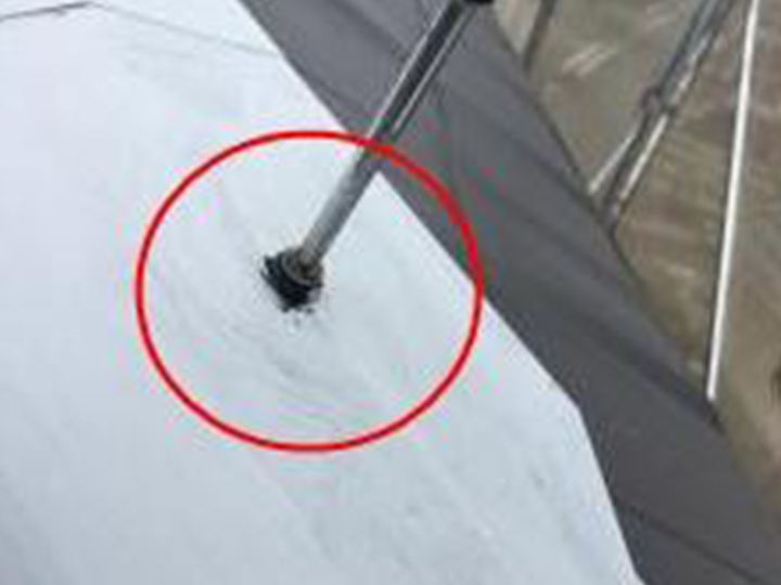 屋根板金包みのビスが緩んでいたため締め直しました。