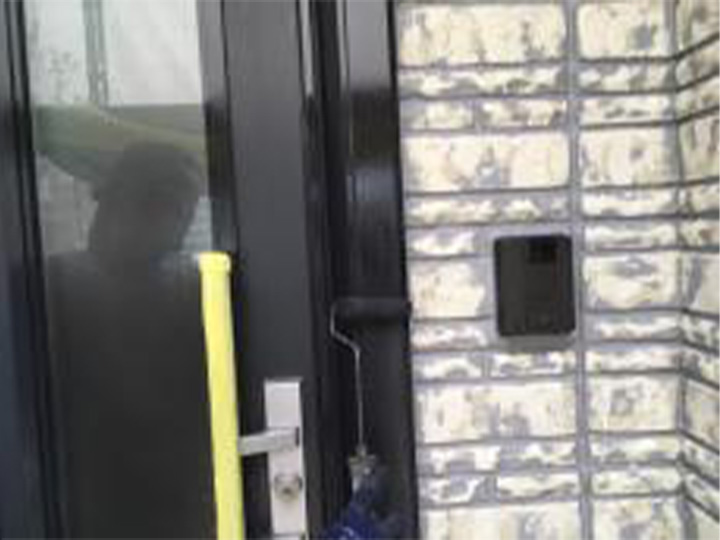 玄関ドア枠の仕上げ塗装2回目です。