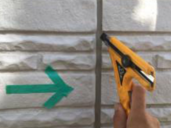 古いコーキングを切り取ります。