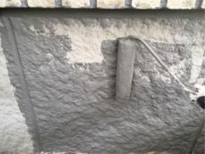 基礎の仕上げ塗装1回目です。