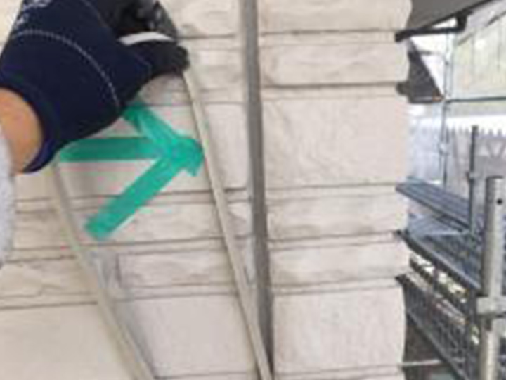 切り取った古いコーキングを撤去します。