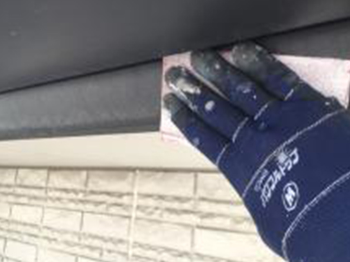 鼻隠しの素地を調整します。