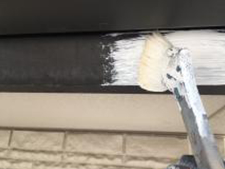 鼻隠し専用プライマーを塗布します。<br />
塩ビ鋼板のため、専用プライマーを使用します。