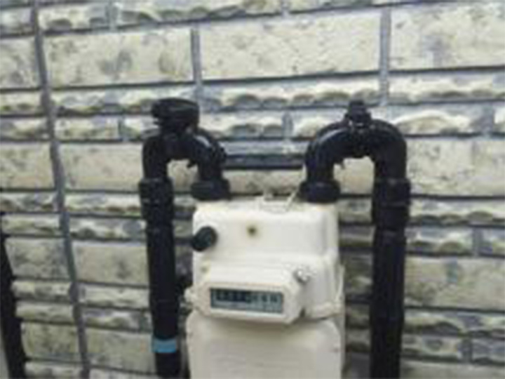 ガスメーターパイプの塗装を行いました。