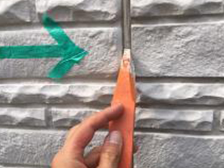 充填したコーキングをヘラ押えします。