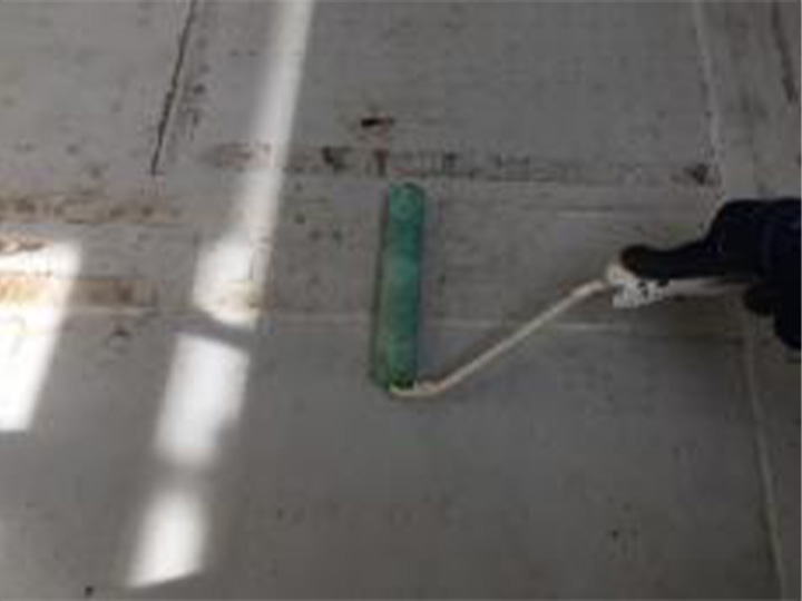 専用プライマーを塗布します。