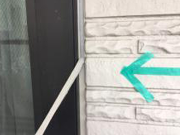 開口部の古いコーキングを撤去します。