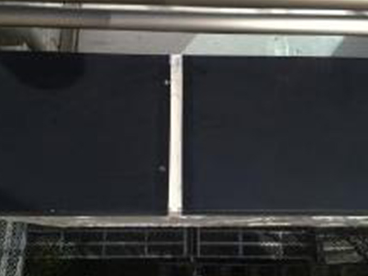 バルコニー（笠木ジョイント部）を新しいコーキングに打ち替えました。