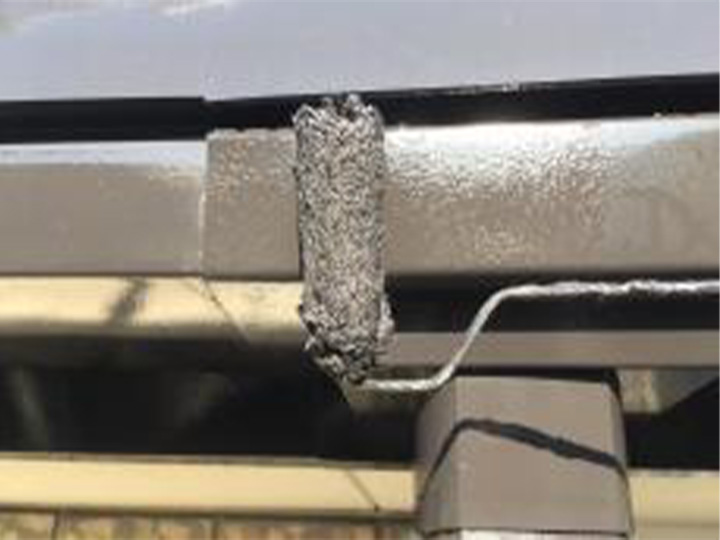 雨樋の仕上げ塗装2回目です。