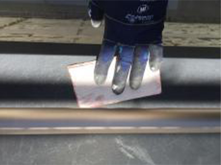 バルコニー笠木の素地を調整します。