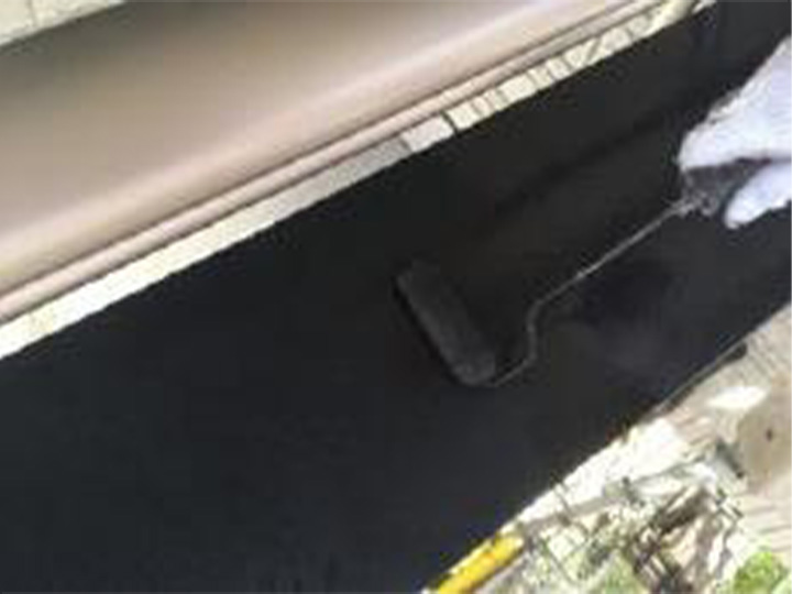 バルコニー笠木の仕上げ塗装1回目です。