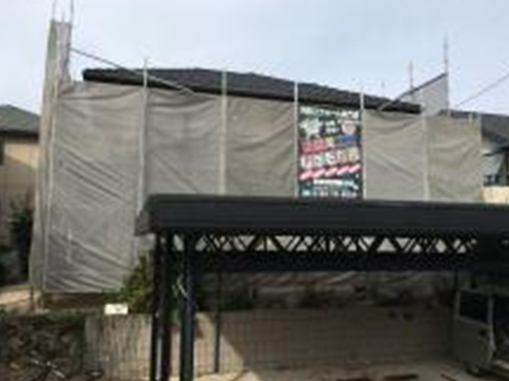 足場架けとメッシュシートを設置します。