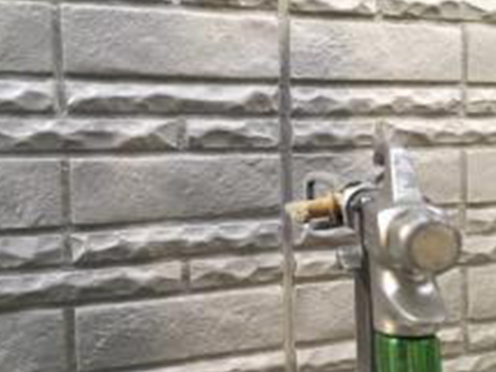 ベースA色を吹き付けて塗布します。