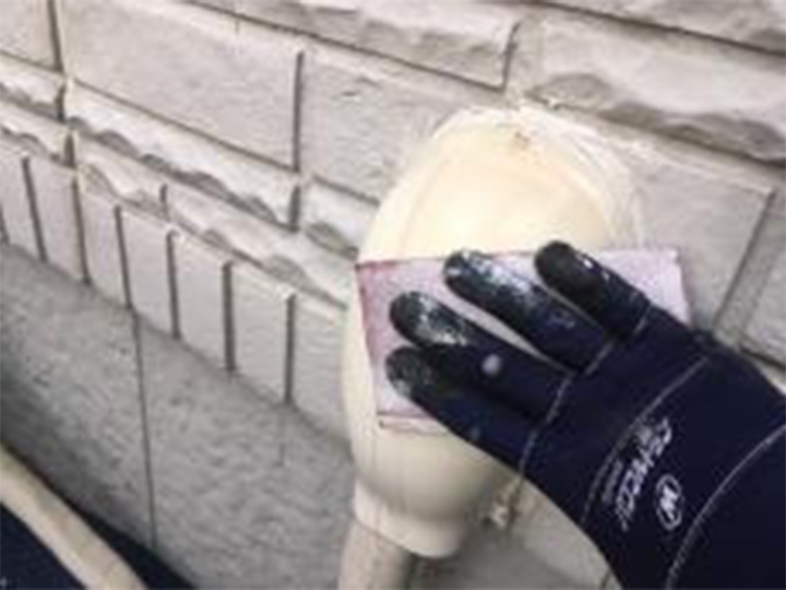 エアコン化粧カバーの素地を調整します。