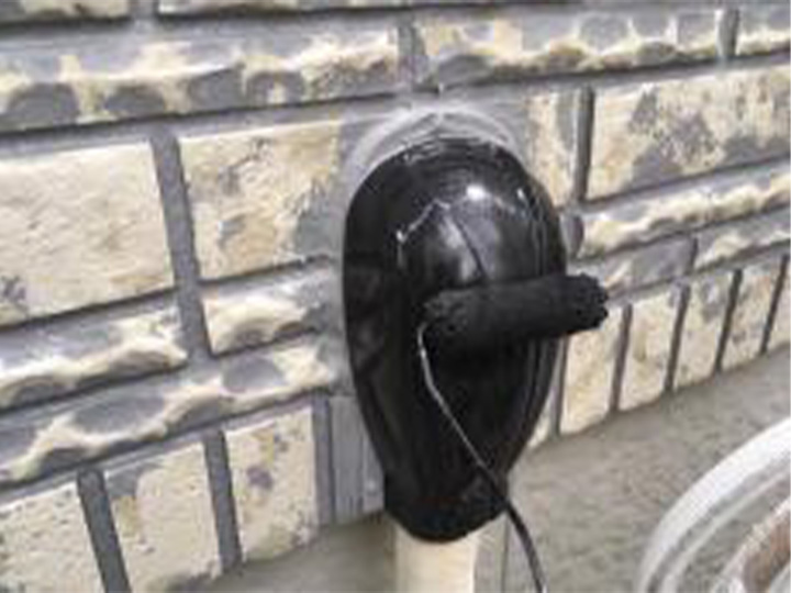 エアコン化粧カバーの仕上げ塗装2回目です。