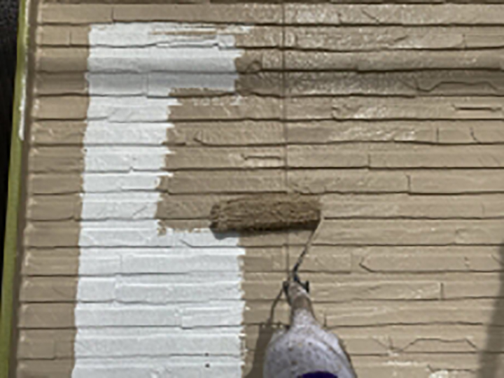 1階壁の中塗りを行います。