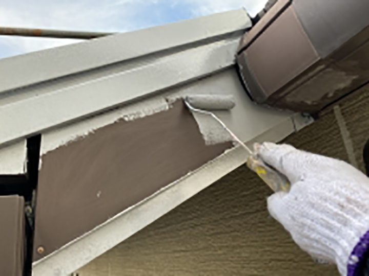 破風にサビ止めを塗布します。