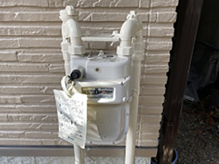 ガスメーターパイプの塗装を行います。