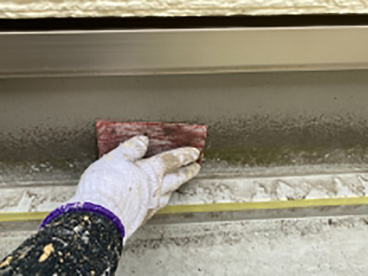 立上りのみ塩ビシートだったので、素地の調整・施工させていただきました。