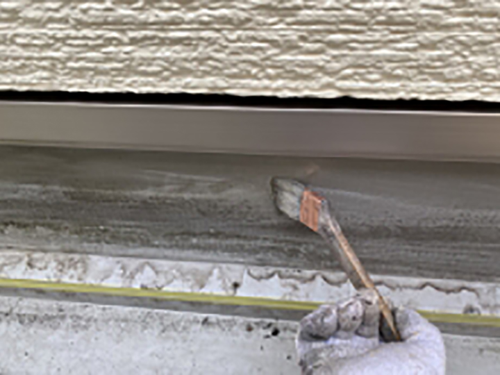 専用プライマーを塗布します。