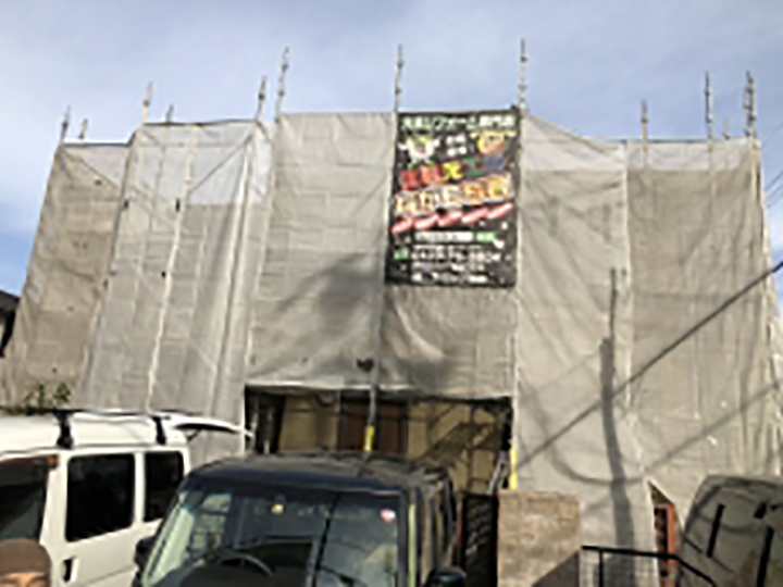 足場架けとメッシュシートを設置します。