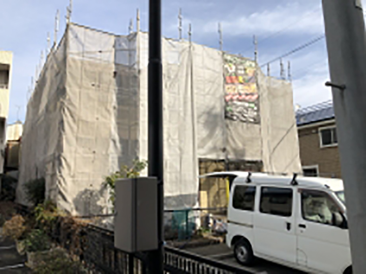 メッシュシートを設置することで塗料などが飛散することを防ぎます。