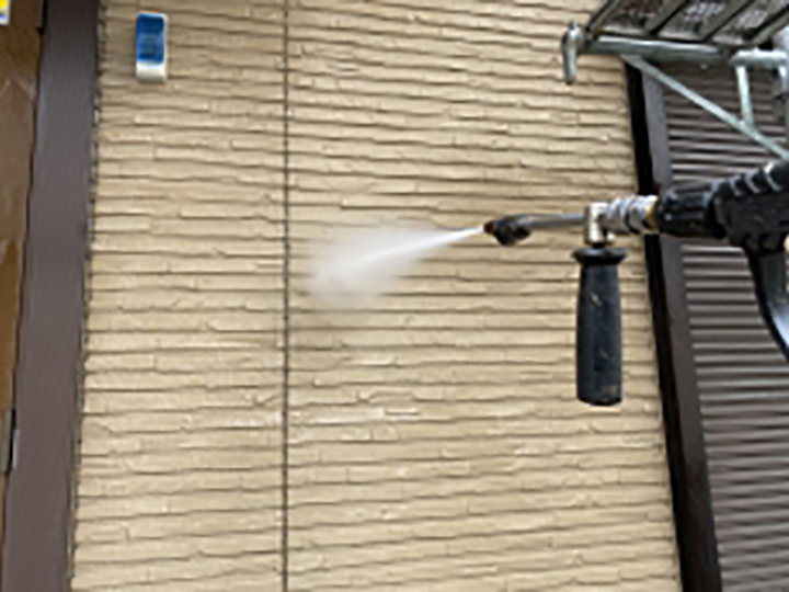 外壁を高圧ジェットで洗浄します。