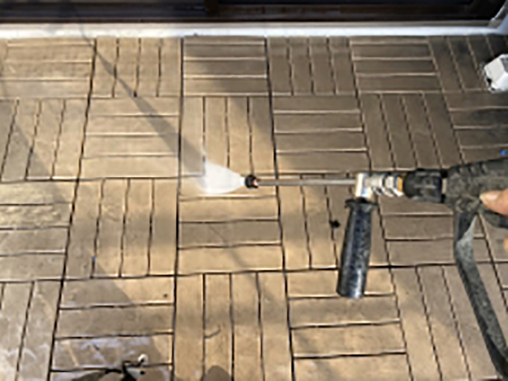 バルコニー樹脂マットを高圧ジェットで洗浄します。