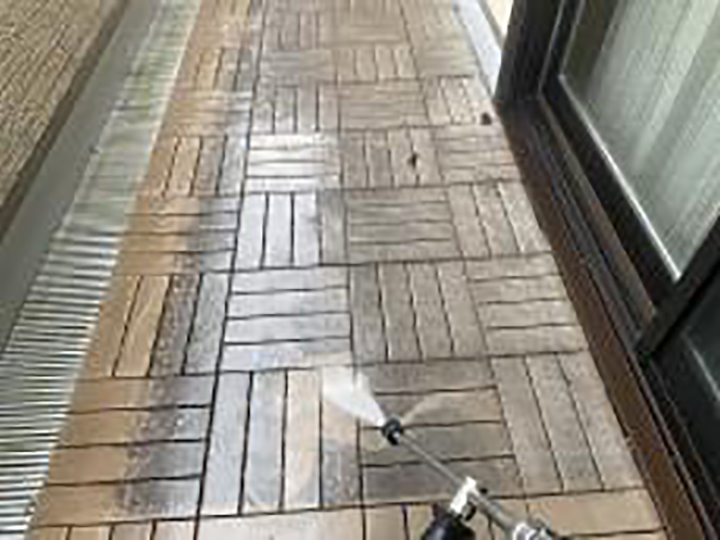 バルコニーを高圧ジェットで洗浄します。