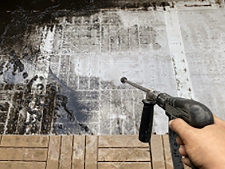 バルコニーを高圧ジェットで洗浄します。（サービス）