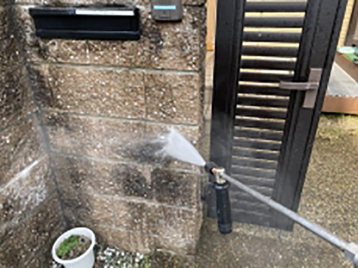 擁壁を高圧ジェットで洗浄します。