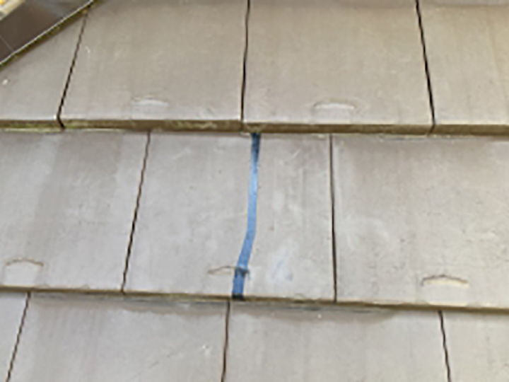 瓦のクラックを補修しました。