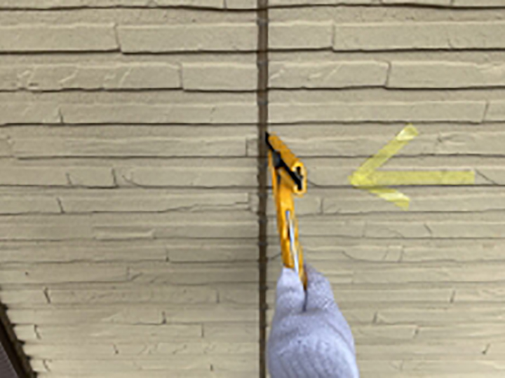 古いコーキングを切り取ります。