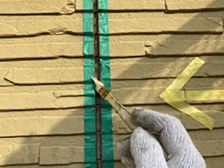 専用プライマーを塗布します。