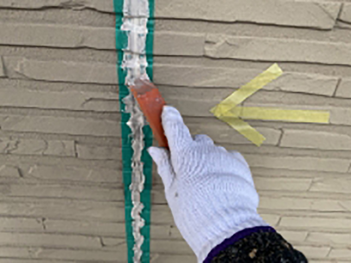 充填したコーキングをヘラ押えします。