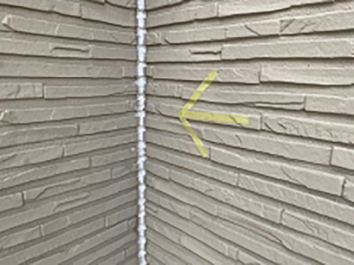 外壁入隅を新しいコーキングに打ち替えました。