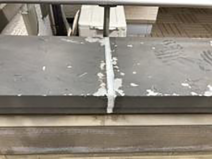 バルコニー笠木ジョイント部を新しいコーキングに打ち替えました。