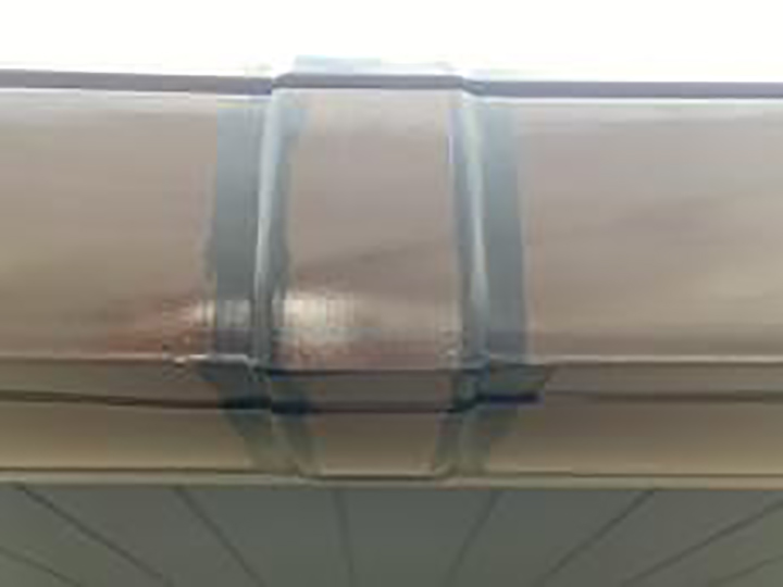 一部雨樋（軒樋）ジョイント部を新しいコーキングに打ち替えました。