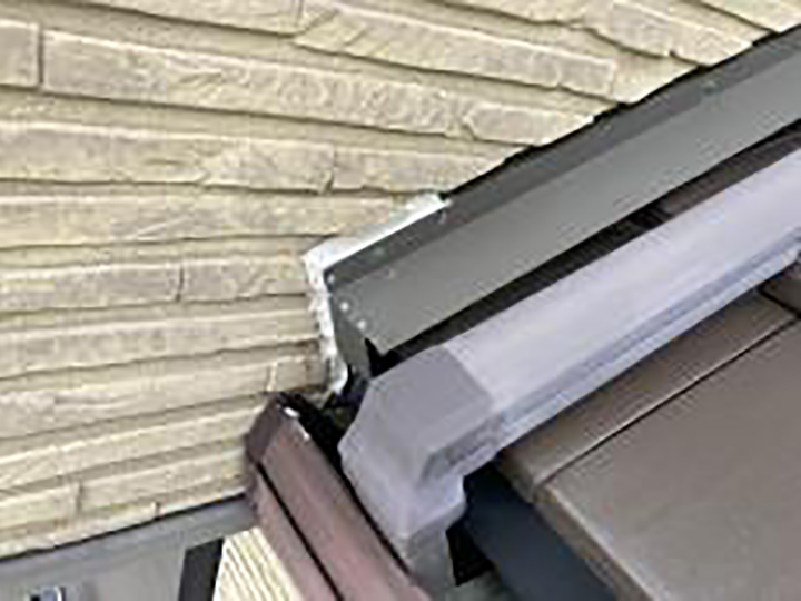 下屋根板金取合いを新しいコーキングに打ち替えました。