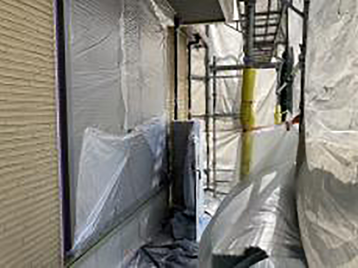 塗装前に窓周り等の開口部に養生を設置していきます。ライン出しにもこだわります！